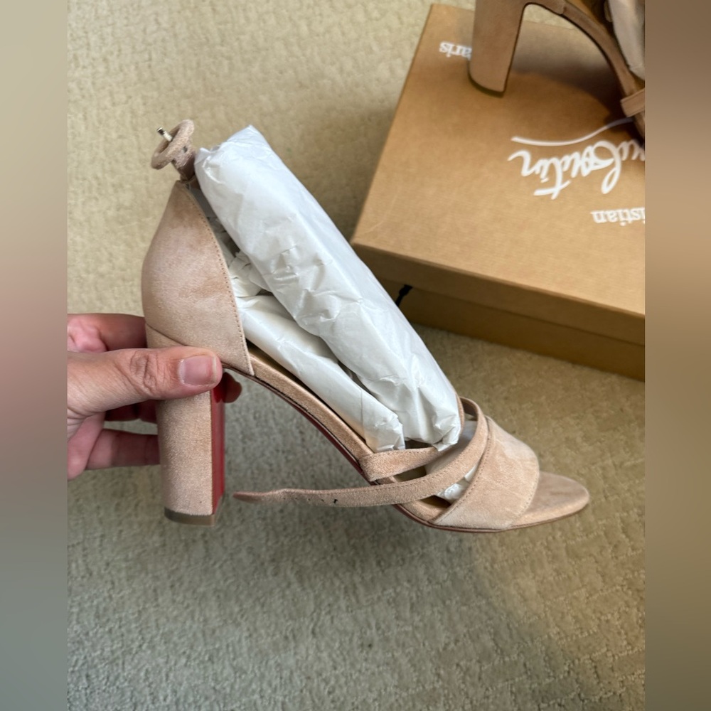 Christian Louboutin 85MM LOUBI BEE SANDAL
COLOR: PORCELAIN
SIZE: 9B